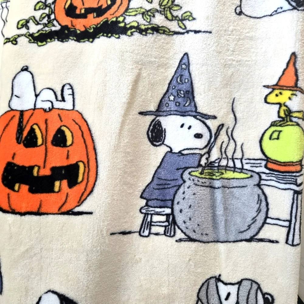 Peanuts Snoopy Halloween Plush Throw Blanket NWT 50 In X 70 In